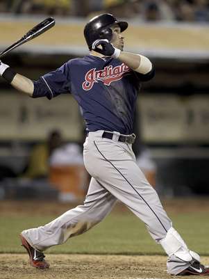 Jason Kipnis, de los Indios de Cleveland, pega un triple productor de dos carreras a Brian Fuentes, de los Atléticos de Oaklanda, en la novena entrada del partido en Oakland, California, el sábado 21 de abril de 2012. Los Indios ganaron por 5-1 a los Atléticos.  Foto: Ben Margot / AP