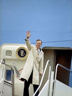 El presidente George H.W. Bush antes de abordar el avión presidencial en la Base Aérea Andrews en una fotografía del 19 de febrero de 1992. HBO se encuentra en la postproducción de un documental sobre el ex presidente George H.W.  Bush que se estrenará dos días después de su cumpleaños 88 en junio.
  Foto: Charles Tasnadi, archivo / AP