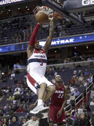 James Singleton (3), de los Wizards de Washington, hace una volcada en la segunda mitad del partido contra el Heat de Miami en Washington, el jueves 26 de abril de 2012. Los Wizards ganaron por 104-70 al Heat. Al fondo, james Jones (22), del Heat de Miami.  En la postemporada de la NBA que comienza el sábado, el Heat enfrentará a los Knicks de Nueva York.   Foto: Evan Vucci / AP