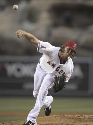 El abridor de los Angelinos de Los Angeles Jered Weaver lanza al plato durante el partido frente a los Mellizos de Minnesota el miércoles 2 de mayo de 2012, en Anaheim, California. Weaver lanzó partido sin hit ni carrera.  Foto: Mark J. Terrill / AP
