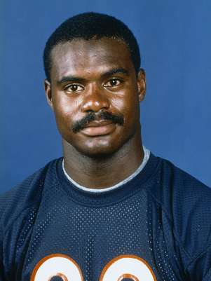 En esta foto de 1988 difundida por NFL Photos, Dave Duerson de los Bears de Chicago posa para el fotógrafo. Duerson explicó por qué puso fin a su atormentada vida. Antes de dispararse al pecho el año pasado pidió a su familia que hiciera examinar su cerebro, que en su opinión había sufrido daños. Junior Seau de los Chargers de San Diego puso fin a su vida como lo hicieron Duerson y Ray Easterling de los Falcons de Atlanta: disparándose al pecho.  Foto: NFL Photos / AP