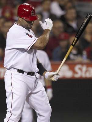 Albert Pujosl de los Angelinos de Los Angeles reacciona tras poncharse en un juego contra los Mellizos de Minnesota el lunes 30 de abril de 2012.  Foto: Chris Carlson / AP