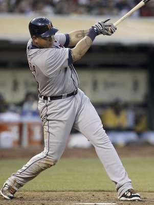El venezolano Miguel Cabrera, de los Tigres de Detroit, conecta sencillo e impulsa carrera en la tercera entrada del partido contra los Atléticos de Oakland, en Oakland, California, el jueves 10 de mayo de 2012. Cabrera puso fin a su bache de 14 salidas al bate sin indiscutible y remolcó dos carreras en el encuentro. En la jugada le pegó el imparable al dominicano Bartolo Colón. Los Tigres ganaron por 10-6.  Foto: Ben Margot / AP