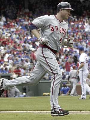 Mark Trumbo recorre las bases tras conectar un jonrón de dos carreras ante los Rangers de Texas el sábado 12 de mayo de 2012.  Foto: Tony Gutierrez / AP