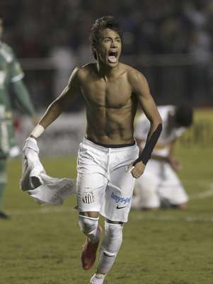 Neymar celebra tras ganar con Santos el título del campeonato paulista el domingo 13 de mayo de 2012.  Foto: Andre Penner / AP