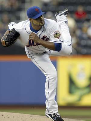 El abridor de los Mets de Nueva York Johan Santana lanza contra los Rojos de Cincinnati el miércoles 16 de mayo de 2012.  Foto: Kathy Willens / AP