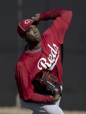 Foto de archivo del 21 de febrero de 2012 del pitcher cubano de los Rojos de Cincinnati, Aroldis Chapman. Chapman fue demandado en un tribunal en Miami por un cubano-estadounidense que lo acusa por su encarcelación en Cuba.  Foto: Jae C. Hong, File / AP