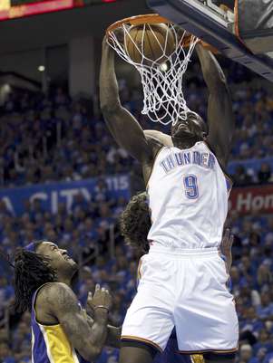 Serge Ibaka (9), del Thunder de Okjlahoma City, clava el balón ante Jordan Hill, de los Lakers de Los Angeles, en el primer cuarto del Juego 5 de su serie de semifinal de la Conferencia del Oeste de la NBA, el lunes 21 de mayo de 2012. El Thunder empieza su serie contra los Spurs de San Antonio el domingo 27 de mayo de 2012 en la final de conferencia.  Foto: Sue Ogrocki / AP