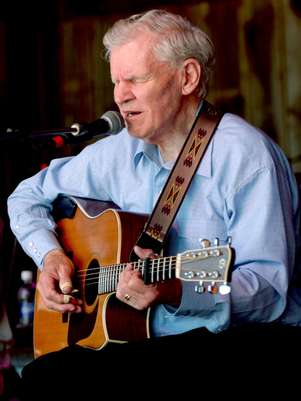 El guitarrista folk Doc Watson en el MerleFest en Wilkesboro, Carolina del Norte en una fotografía de archivo del 1 de mayo de 2005. Watson murió el martes 29 de mayo de 2012 en un hospital de Carolina del Norte, informó su representante y una vocera del hospital.  Foto: The Winston-Salem Journal, Lauren Carroll / AP