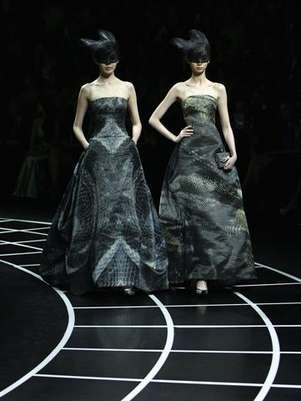 Models present creations for the Giorgio Armani fashion show in Beijing Foto: Reuters