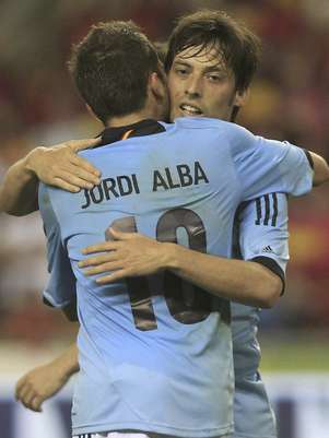 David Silva, derecha, celebra con su compañero Jordi Alba tras marcar el gol de la victoria 1-0 de España ante China en un amistoso en Sevilla, el domingo 3 de junio de 2012.   Foto: Angel Fernandez / AP