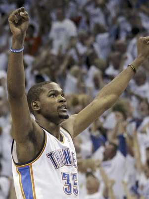 El alero del Thunder de Oklahoma City, Kevin Durant (35), festeja el triunfo sobre los Spurs de San Antonio en el Juego 6 de la final de la Conferencia del Oeste de la NBA, el miércoles 6 de junio de 2012 en Oklahoma City. El Thunder enfrentará al Heat de Miami el martes 12 de junio en el Juego 1 de la final de la liga.  Foto: Sue Ogrocki / AP