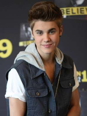 El astro pop Justin Bieber posa para fotografías durante una conferencia de prensa en la Ciudad de México el lunes 11 de junio de 2012. Bieber se presentará en un concierto gratuito en el zócalo de la capital mexicana.  Foto: Alexandre Meneghini / AP