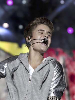 El astro pop Justin Bieber durante un concierto gratuito en el zócalo de la Ciudad de México el lunes 11 de junio de 2012.  Foto: hoto/Alexandre Meneghini / AP