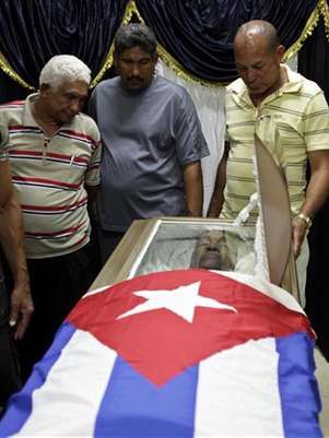 Un grupo de personas presentan sus respetos frente al ataúd del ex boxeador cubano Teófilo Stevenson en La Habana, jun 11 2012. Cuba despidió el martes al tricampeón olímpico de boxeo de los pesos supercompletos Teófilo Stevenson, que murió a los 60 años a causa de un infarto en La Habana. Foto: Enrique de la Osa / Reuters