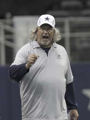 El coordinador defensivo de los Cowboys de Dallas, Rob Ryan, da instrucciones durante una práctica, el jueves 14 de junio de 2012, en Arlington, Texas  Foto: LM Otero / AP