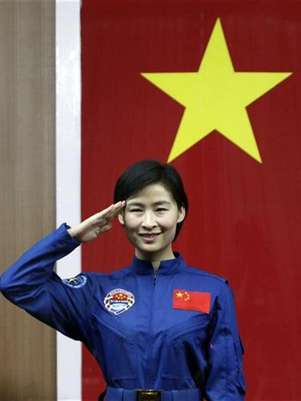 La primer astronauta china, Liu Yang, saluda durante una conferencia de prensa en la provincia de Gansu, jun 15 2012. China enviará este fin de semana a su primera mujer al espacio, desatando una ola de orgullo nacional en la potencia emergente, que da sus últimos pasos antes de tener una estación espacial en órbita la próxima década. Foto: Jason Lee / Reuters en español