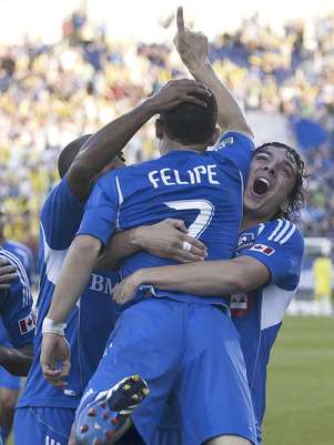 Felipe Martins, del Impact de Montreal es alzado en brazos por su compañero Zarek Valentin, después de anotar frente a los Sounders de Seattle en el partido del sábado 16 de junio de 2012  Foto: The Canadian Press, Graham Hughes / AP