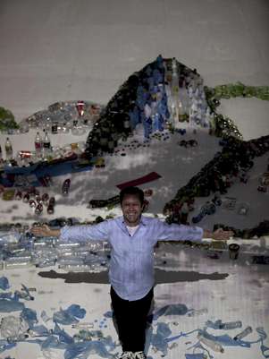 El artista brasileño Vik Muniz posa para un retrato en su obra “Proyecto Paisaje” en el que usó basura para recrear la imagen de la Bahía de Guanabara en Río de Janeiro, Brasil, el sábado 16 de junio de 2012.  Foto: Silvia Izquierdo / AP