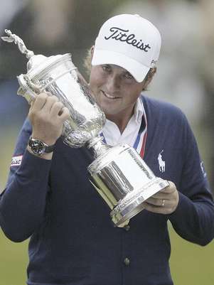 Webb Simpson besa el trofeo que lo acredita como ganador del Abierto de Estados Unidos, el domingo 17 de junio de 2012, en The Olympic Club, en San Francisco.  Foto: Eric Risberg / AP