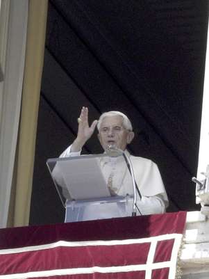 Benedicto XVI vertió estos comentarios sobre los escándalos por abuso sexual y encubrimiento por parte de la jerarquía católica en un mensaje pregrabado en video para una misa multitudinaria efectuada en el estadio deportivo más grande de Irlanda. Foto: Riccardo De Luca / AP