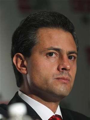 El candidato favorito para ganar la presidencia de México, el opositor Enrique Peña Nieto, durante una conferencia de prensa en Ciudad de México, jun 14 2012. El candidato favorito para ganar la presidencia de México, el opositor Enrique Peña Nieto, mantiene una amplia ventaja sobre sus rivales cuando faltan menos de dos semanas para las elecciones, mostró el lunes un nuevo sondeo. Foto: Edgard Garrido / Reuters en español