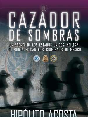 La portada del libro de Hipólito Acosta “El cazador de sombras” en una fotografía proporcionada por IDEAS EPP. El libro de Acosta narra sus experiencias como el primer agente de inmigración estadounidense que se infiltró en la red de traficantes de personas en la frontera con México.  Por 23 años se hizo pasar por "coyote", narcotraficante o simplemente un mexicano que cruzaba la frontera de forma ilegal.  Foto: IDEAS EPP / AP