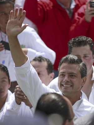 Los chicos comentaron que las "contrataciones" cerraron hace dos semanas, que tienen que tener disponibilidad los siete días de la semana y que no les dicen en qué consiste la actividad hasta llegar al lugar, aunque por lo general se trata de repartir pulseras, plumas y propaganda así como echar porras. Foto: Darío López-Mills / AP