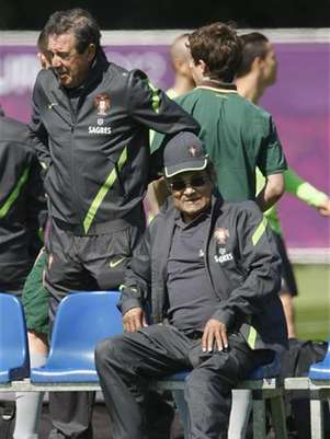 Former Portugal national soccer player Eusebio (R) watches a Portugal training session during the Euro 2012 at a training field in Opalenica June 15, 2012. Foto: Bartosz Jankowski / Reuters In English