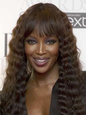 En esta foto del 13 de febrero de 2012, la modelo Naomi Campbell posa durante una entrega de premios en Londres. El viernes 29 de junio, trascendió que Campbell llegó a un acuerdo con una compañía de perfumes para poner punto final a una disputa que llegó a ser incluso a entremezclarse con el juicio al ex presidente  liberiano Charles Taylor  Foto: Joel Ryan, archivo / AP