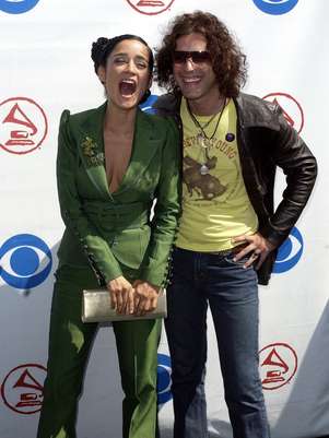 La cantante mexicana Julieta Venegas y el cantautor argentino Coti Sorokin llegan a la 5a entrega de los Latin Grammy en Los Angeles en una fotografía de archivo del 1 de septiembre de 2004. Sorokin presentó en México su reciente álbum "Lo dije por boca de otros" el miércoles 4 de julio de 2012.  Foto: Matt Sayles, archivo / AP