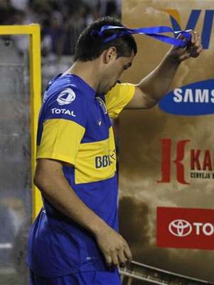 El jugador Juan Román Riquelme, del club argentino Boca Juniors, remueve su medalla luego de la derrota de su equipo frente al brasileño Corinthians en la final de la Copa Libertadores de América disputada en Sao Paulo, julio 4 2012. Foto: Nacho Doce / Reuters