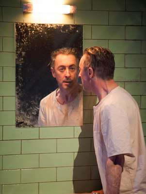 Alan Cumming en "Macbeth" en una fotografía sin fecha proporcionada por el Teatro Nacional de Escocia. Cumming interpreta a todos los personajes de la puesta en escena de la tragedia de Shakespeare que se presenta en el Lincoln Center de Nueva York.  Foto: National Theatre of Scotland, Manuel Harlan / AP