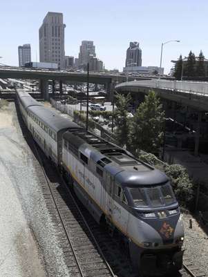 Un tren de la empresa Amtrak, con destino a la Bahía de San Francisco, sale de la estación en Sacramento, el jueves 5 de julio de 2012.  Foto: Rich Pedroncelli / AP