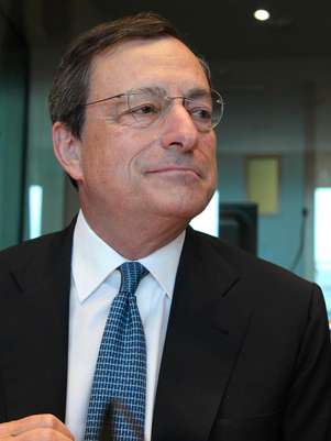 El presidente del Banco Central Europeo Mario Draghi durante su asistencia a una reunión del Comité de Asuntos Económicos y Monetarios del Parlamento Europeo en Bruselas, el lunes 9 de julio de 2012.  Foto: Yves Logghe / AP