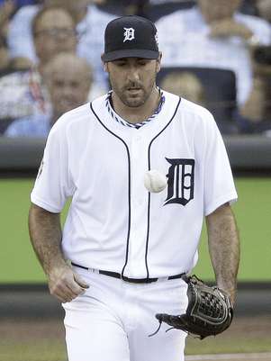 Justin Verlander, de los Tigres de Detroit, prepara una nueva pelota luego de admitir una carrera en el Juego de Estrellas, el martes 10 de julio de 2012, en Kansas City  Foto: Charlie Neibergall / AP