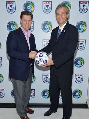 Seamus OBrien, presidente de Cosmos y David Downs, directivo de la NASL, liga en la que volverá a las canchas el exequipo de Pelé y Franz Beckenbauer. Foto: Getty Images
