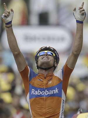 El español Luis León Sánchez celebra luego de cruzar la meta de la 14ta etaoa del Tour de Francia.  Foto: Laurent Cipriani / AP