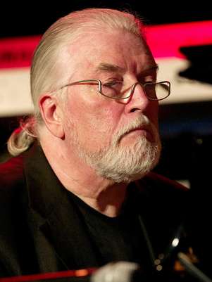 El rockero británico Jon Lord toca el piano durante un ensayo para su concierto en Colonia, Alemania, en una fotografía de archivo del 5 de octubre de 2004.  Lord, cuya poderosa interpretación de los teclados ayudó a convertir a Deep Purple y Whitesnake en dos de las bandas de hard rock más populares de su generación murió el lunes 16 de julio de 2012. Tenía 71 años.  Foto: Hermann J. Knippertz, archivo / AP