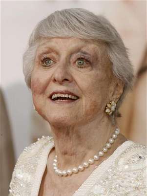 La actriz Celeste Holm, que ganó un Oscar por la película de 1947 'La barrera invisible', ha muerto en la ciudad de Nueva York. Foto: Fred Prouser / Reuters en español