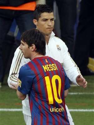 Imagen de archivo del delantero Lionel Messi del Barcelona (al frente en la fotografía), junto a su colega del Real Madrid Cristiano Ronaldo. Foto: Gustau Nacarino / Reuters