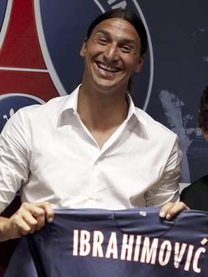 El sueco Zlatan Ibrahimovic muestra su nueva camiseta en el estadio del Parque de los Príncipes, en París, el miércoles 18 de julio de 2012, tras firmar un acuerdo con el Paris Saint Germain (PSG). Ibrahimovic llegó procedente del Milan por unos 20 millones de euros (25 millones de dólares) y firmó un contrato por tres años.  Foto: Thibault Camus / AP
