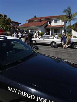 Un vehículo de la policía de San Diego estacionado frente al hogar de Arlene Holmes, Madre de James Holmes, responsable del tiroteo y la muerte de 12 personas.  Foto: Mike Blake / Reuters en español