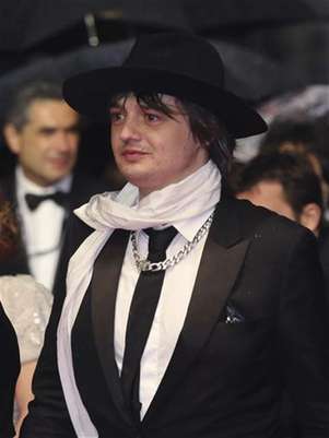 El músico de rock Pete Doherty a su llegada a una presentación del filme "Confession of a Child of the Century", en el Festival de Cine Cannes en Francia, mayo 20 2012. Doherty, ex líder de la banda británica Babyshambles y muy amigo de la difunta Amy Winehouse, tendrá que abandonar la clínica de rehabilitación por alcohol y drogas en la que estaba en Tailandia porque "no está preparado para dejar" el hábito, dijo la clínica. Foto: Vincent Kessler / Reuters en español