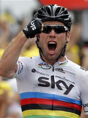 El ciclista británico Mark Cavendish celebra tras ganar la etapa. Foto: Jean-Paul Pelissier / Reuters