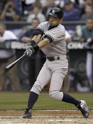 Ichiro Suzuki bats for a single in his Yankees debut against his former team.  Foto: Elaine Thompson / AP