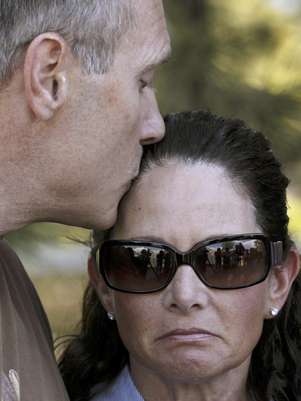 Tom Teves besa a su esposa Caren Teves, mientras hablan sobre su hijo Alex Teves, en la Corte de Arapahoe el lunes 23 de julio de 2012 en Centennial, Colorado. Alex Teves fue una de las 12 víctimas mortales del tiroteo en un cine de Aurora, Colorado.  Foto: Alex Brandon / AP
