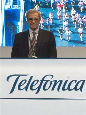 Telefónica dijo el lunes que rebajará las tarifas de sus clientes de ADSL en España hasta un 27 por ciento a partir de la próxima semana. En la imagen, César Alierta, presidente de Telefónica, el 18 de mayo de 2011 en Madrid. Foto: Sergio Pérez / Reuters en español
