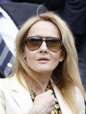 Imagen de archivo de la escritora J.K. Rowling entre el público asistente al Abierto Británico de tenis en Londres, jun 26 2012. La escritora J.K. Rowling presentó el martes un club literario online para jóvenes lectores y aparecerá en octubre en una emisión web global desde Edimburgo, Escocia, para hablar con sus fans del mágico mundo de Harry Potter. Foto: Stefan Wermuth / Reuters en español
