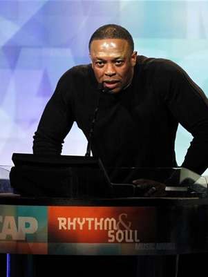 Record producer Dr. Dre speaks at the 24th annual ASCAP (American Society of Composers, Authors and Publishers) Rhythm and Soul Music Awards in Beverly Hills, California June 24, 2011. Foto: Mario Anzuoni / Reuters In English